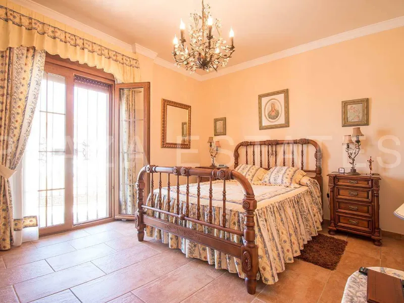 Great house with 4 bedrooms and 3 bathrooms, located in the quiet urbanization of La Noria with a communal pool and a tennis court, 5 minutes drive from the center of Nerja, and views to the sea. The house is built with high quality materials and distribu