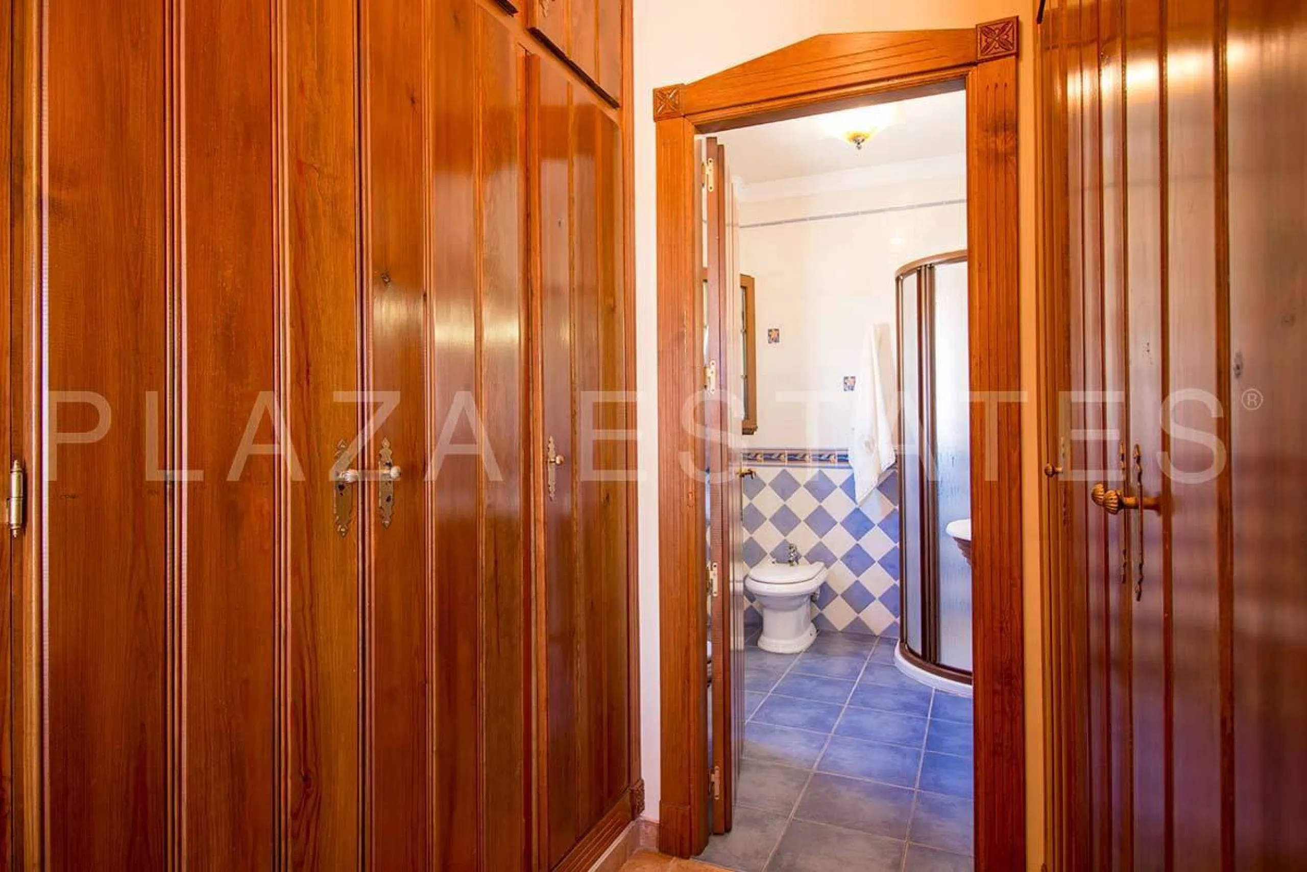 Great house with 4 bedrooms and 3 bathrooms, located in the quiet urbanization of La Noria with a communal pool and a tennis court, 5 minutes drive from the center of Nerja, and views to the sea. The house is built with high quality materials and distribu