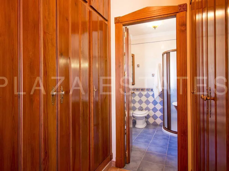 Great house with 4 bedrooms and 3 bathrooms, located in the quiet urbanization of La Noria with a communal pool and a tennis court, 5 minutes drive from the center of Nerja, and views to the sea. The house is built with high quality materials and distribu