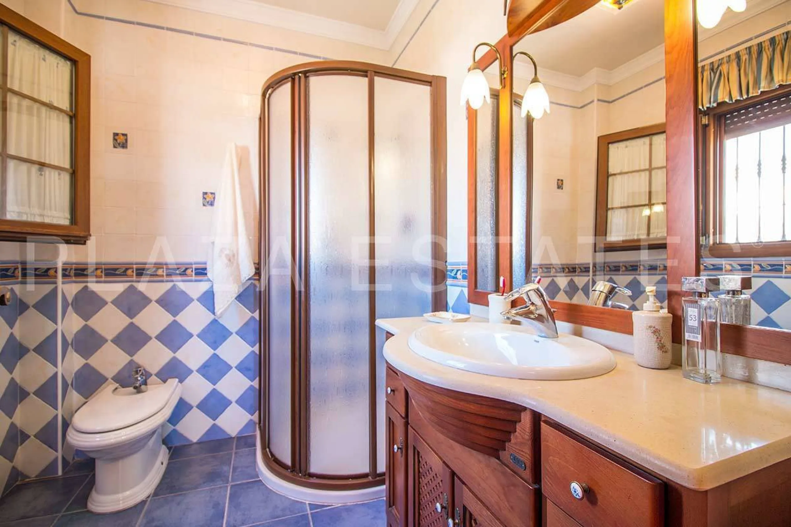 Great house with 4 bedrooms and 3 bathrooms, located in the quiet urbanization of La Noria with a communal pool and a tennis court, 5 minutes drive from the center of Nerja, and views to the sea. The house is built with high quality materials and distribu