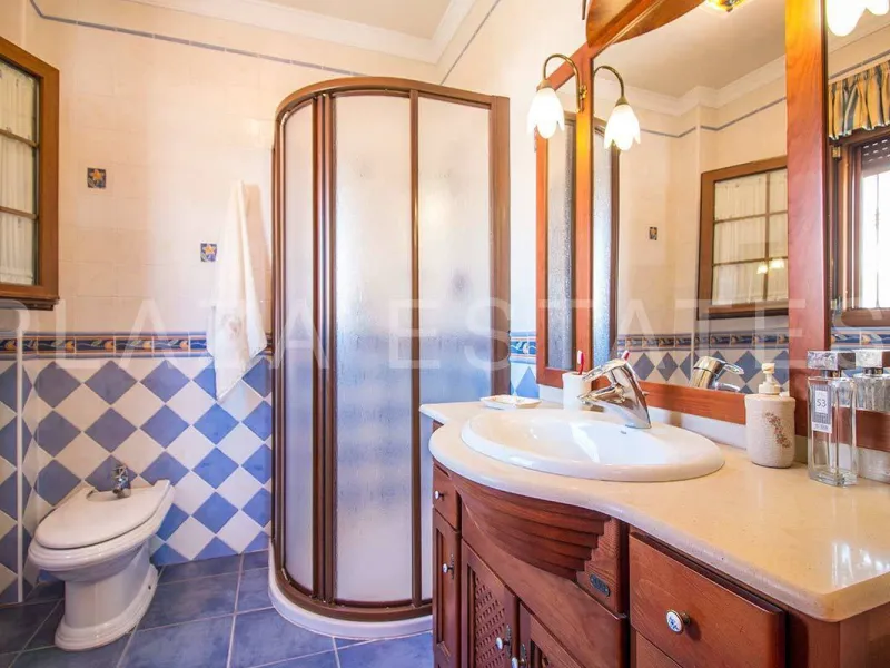 Great house with 4 bedrooms and 3 bathrooms, located in the quiet urbanization of La Noria with a communal pool and a tennis court, 5 minutes drive from the center of Nerja, and views to the sea. The house is built with high quality materials and distribu