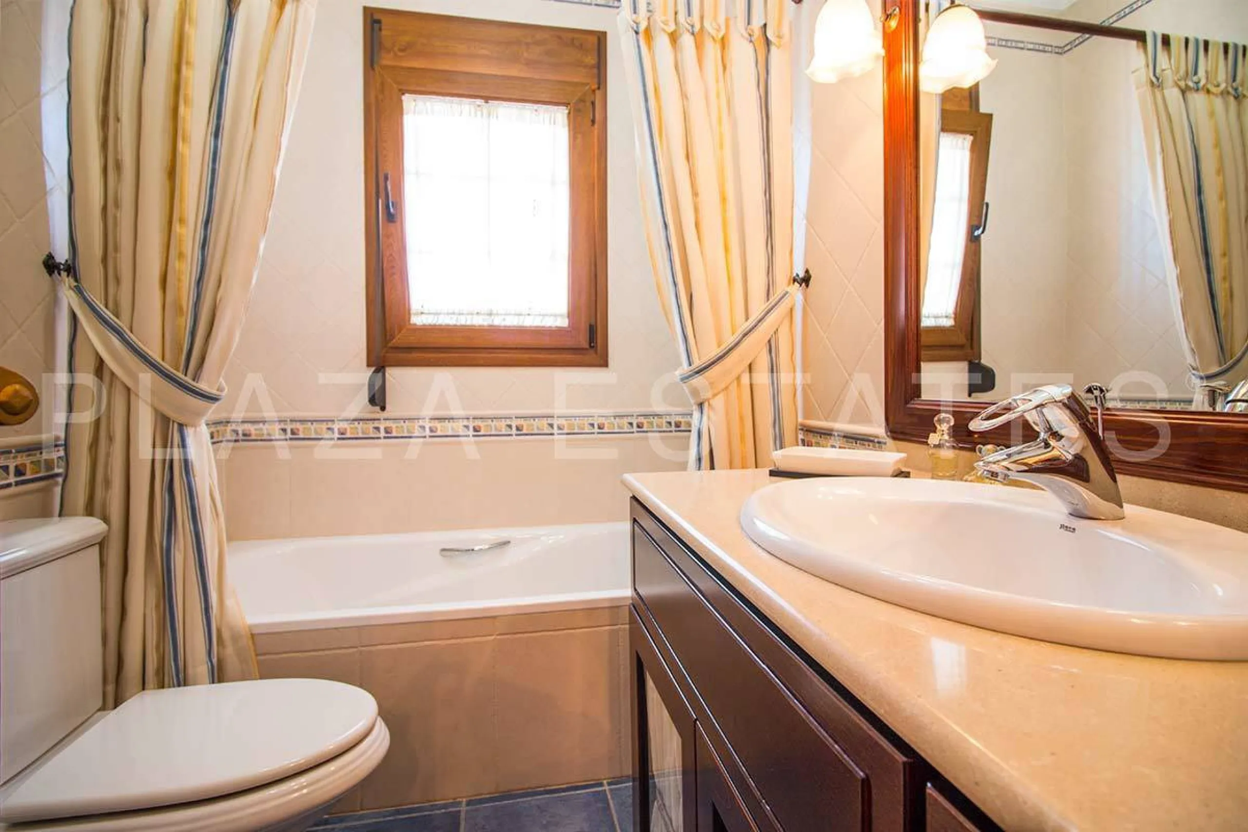 Great house with 4 bedrooms and 3 bathrooms, located in the quiet urbanization of La Noria with a communal pool and a tennis court, 5 minutes drive from the center of Nerja, and views to the sea. The house is built with high quality materials and distribu