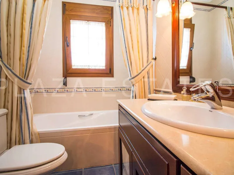 Great house with 4 bedrooms and 3 bathrooms, located in the quiet urbanization of La Noria with a communal pool and a tennis court, 5 minutes drive from the center of Nerja, and views to the sea. The house is built with high quality materials and distribu
