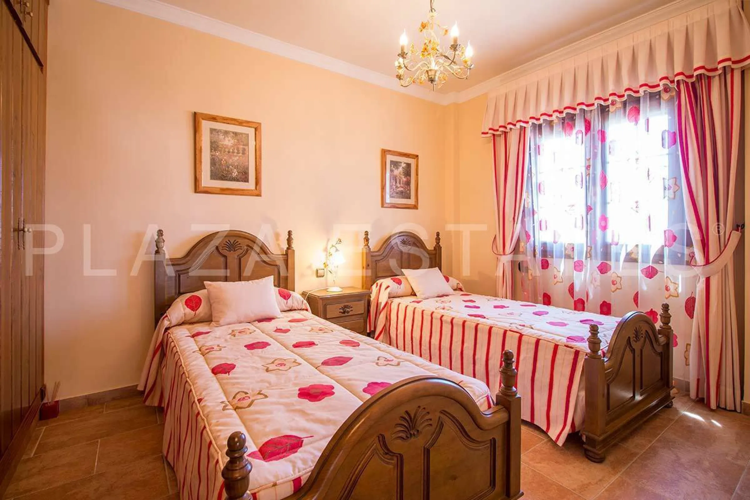 Great house with 4 bedrooms and 3 bathrooms, located in the quiet urbanization of La Noria with a communal pool and a tennis court, 5 minutes drive from the center of Nerja, and views to the sea. The house is built with high quality materials and distribu