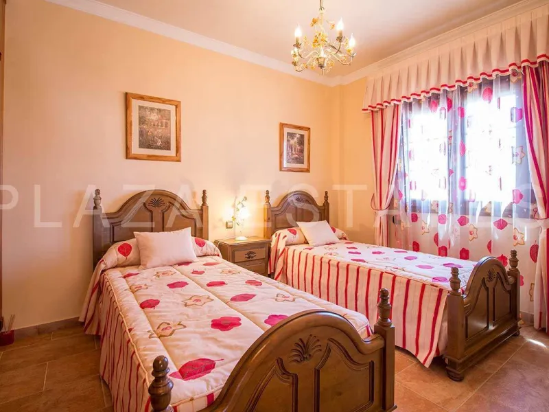 Great house with 4 bedrooms and 3 bathrooms, located in the quiet urbanization of La Noria with a communal pool and a tennis court, 5 minutes drive from the center of Nerja, and views to the sea. The house is built with high quality materials and distribu