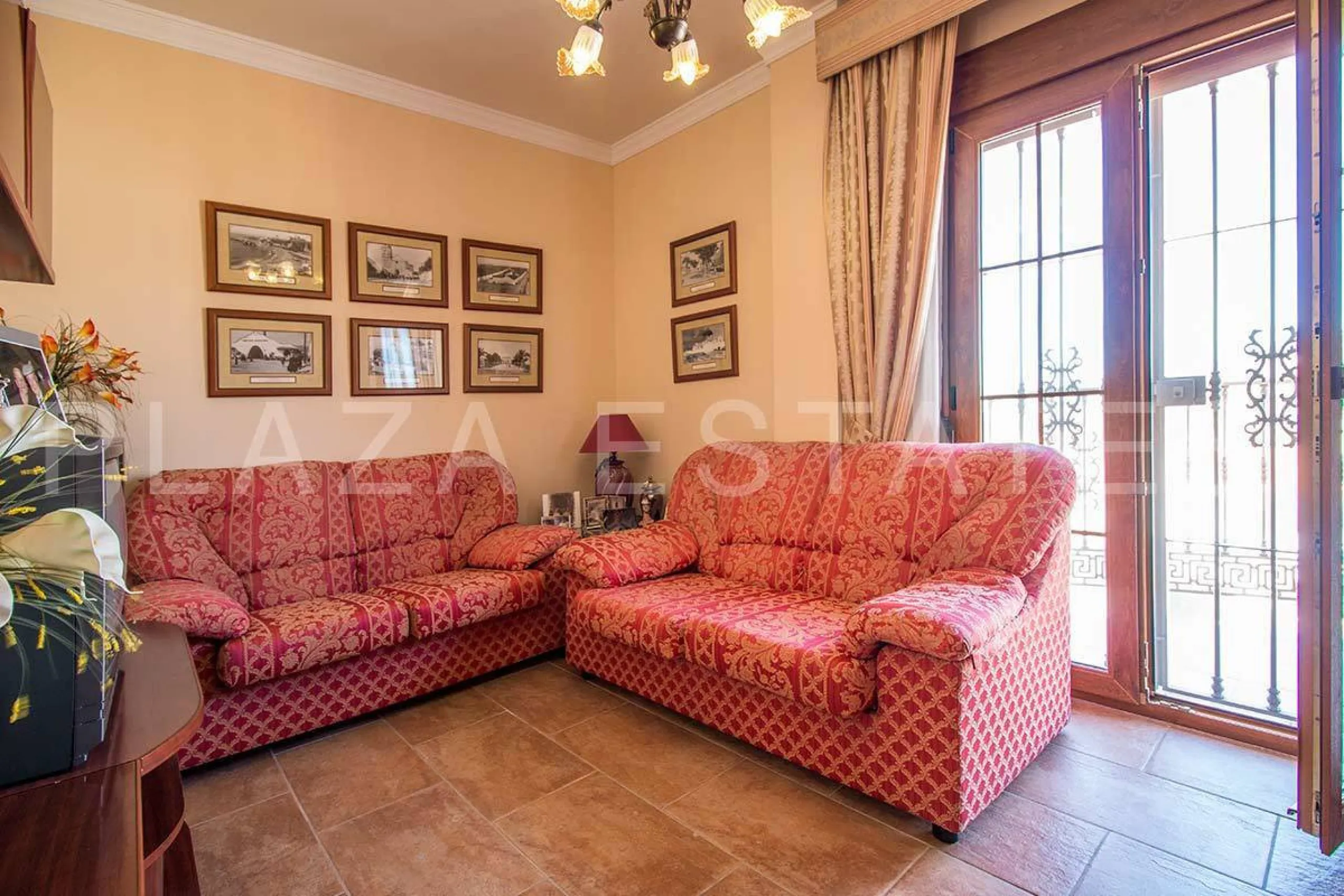 Great house with 4 bedrooms and 3 bathrooms, located in the quiet urbanization of La Noria with a communal pool and a tennis court, 5 minutes drive from the center of Nerja, and views to the sea. The house is built with high quality materials and distribu