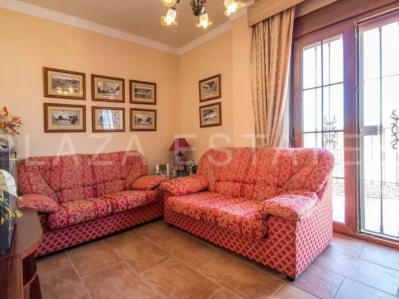 Great house with 4 bedrooms and 3 bathrooms, located in the quiet urbanization of La Noria with a communal pool and a tennis court, 5 minutes drive from the center of Nerja, and views to the sea. The house is built with high quality materials and distribu