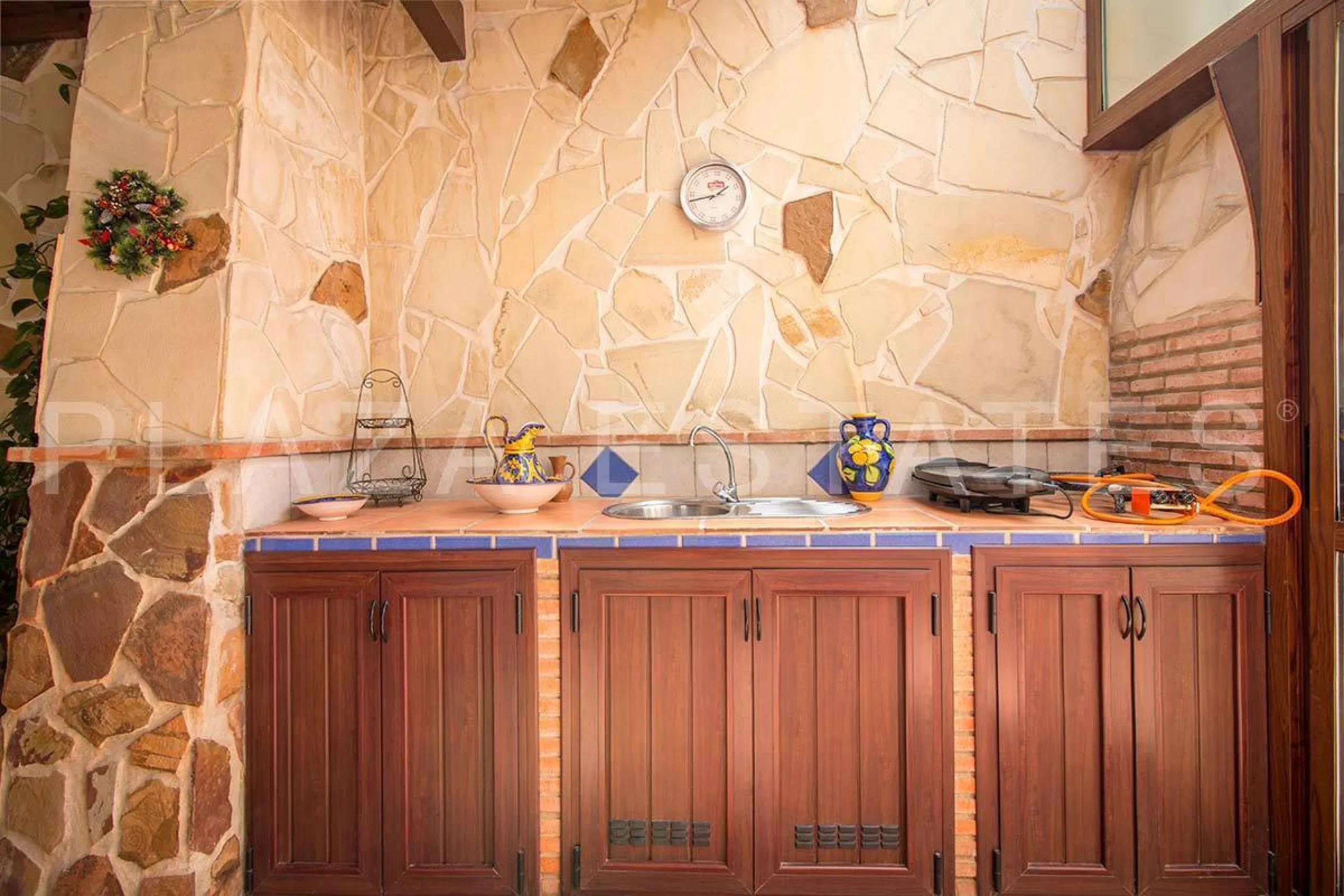 Great house with 4 bedrooms and 3 bathrooms, located in the quiet urbanization of La Noria with a communal pool and a tennis court, 5 minutes drive from the center of Nerja, and views to the sea. The house is built with high quality materials and distribu