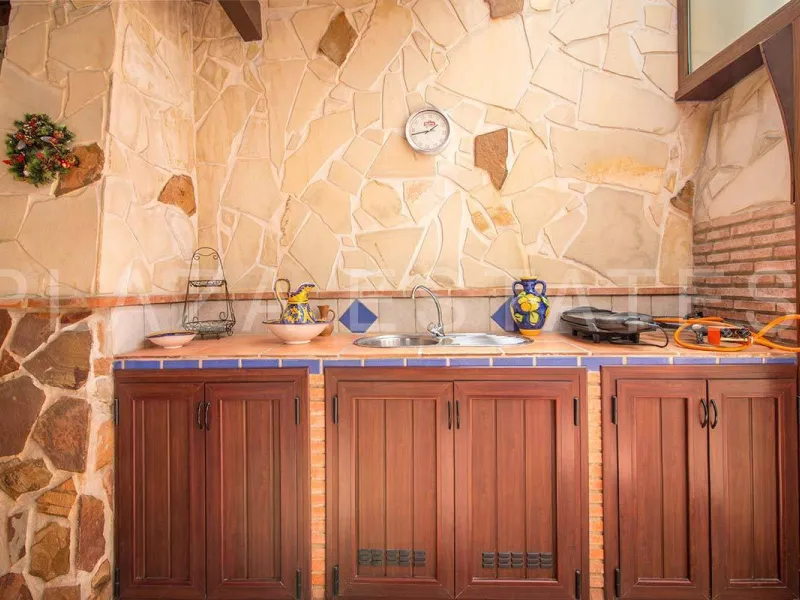 Great house with 4 bedrooms and 3 bathrooms, located in the quiet urbanization of La Noria with a communal pool and a tennis court, 5 minutes drive from the center of Nerja, and views to the sea. The house is built with high quality materials and distribu