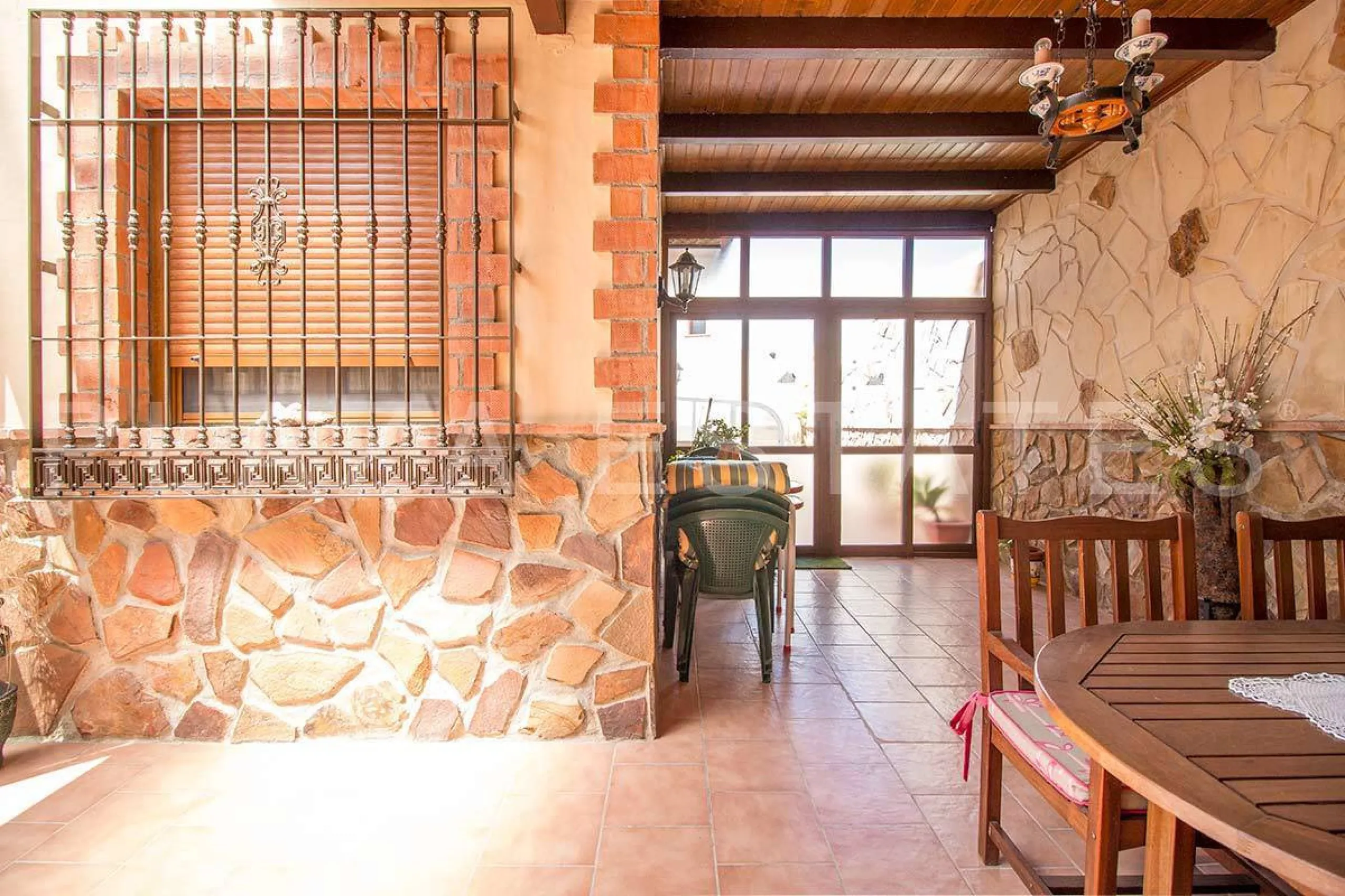 Great house with 4 bedrooms and 3 bathrooms, located in the quiet urbanization of La Noria with a communal pool and a tennis court, 5 minutes drive from the center of Nerja, and views to the sea. The house is built with high quality materials and distribu