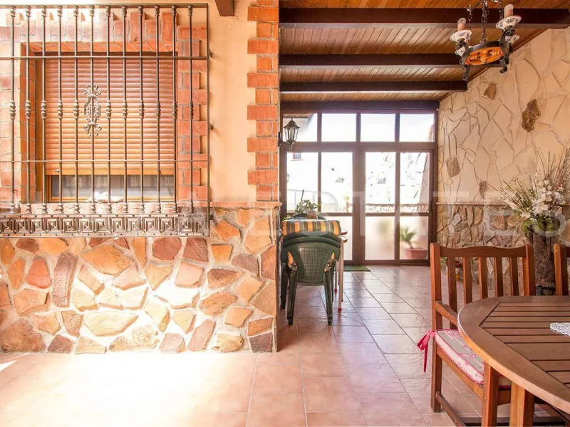 Great house with 4 bedrooms and 3 bathrooms, located in the quiet urbanization of La Noria with a communal pool and a tennis court, 5 minutes drive from the center of Nerja, and views to the sea. The house is built with high quality materials and distribu