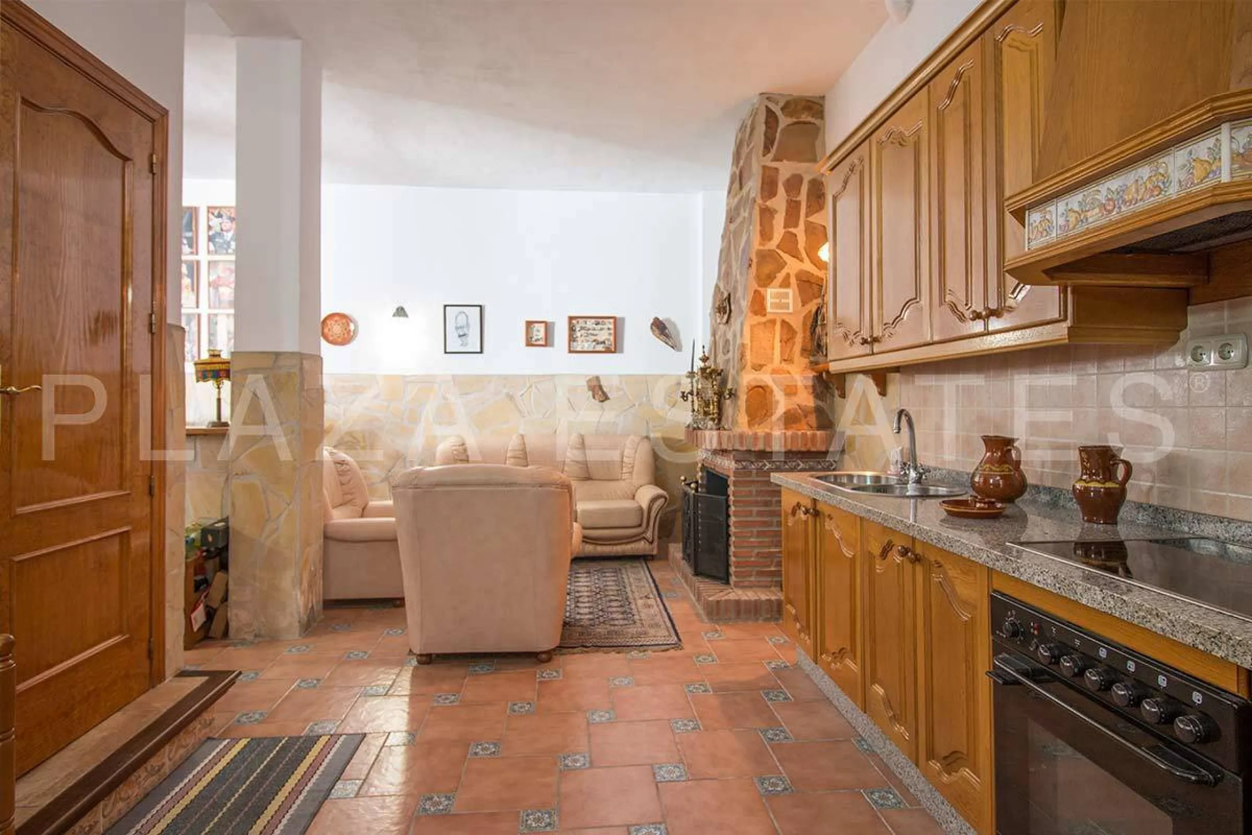 Great house with 4 bedrooms and 3 bathrooms, located in the quiet urbanization of La Noria with a communal pool and a tennis court, 5 minutes drive from the center of Nerja, and views to the sea. The house is built with high quality materials and distribu