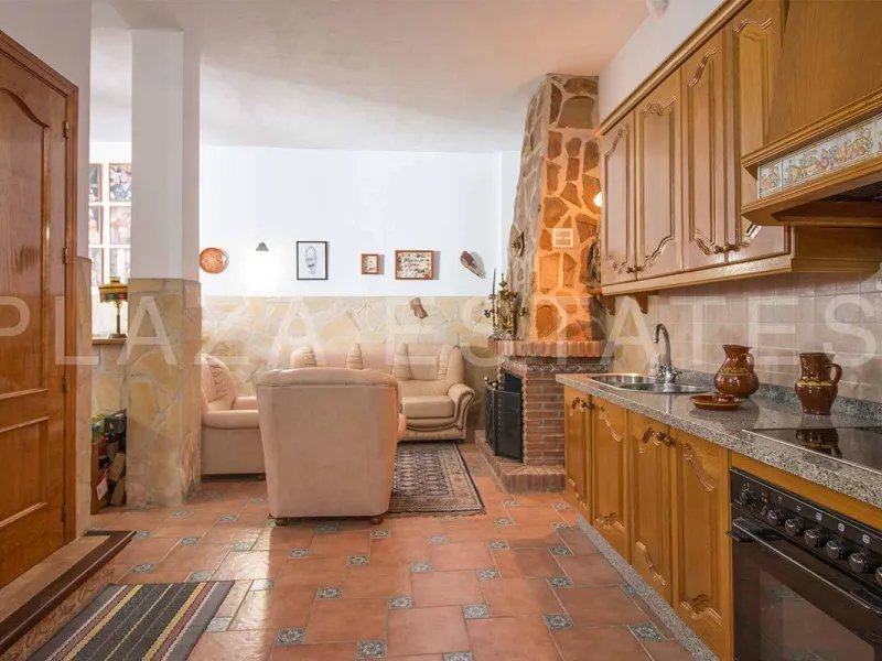 Great house with 4 bedrooms and 3 bathrooms, located in the quiet urbanization of La Noria with a communal pool and a tennis court, 5 minutes drive from the center of Nerja, and views to the sea. The house is built with high quality materials and distribu
