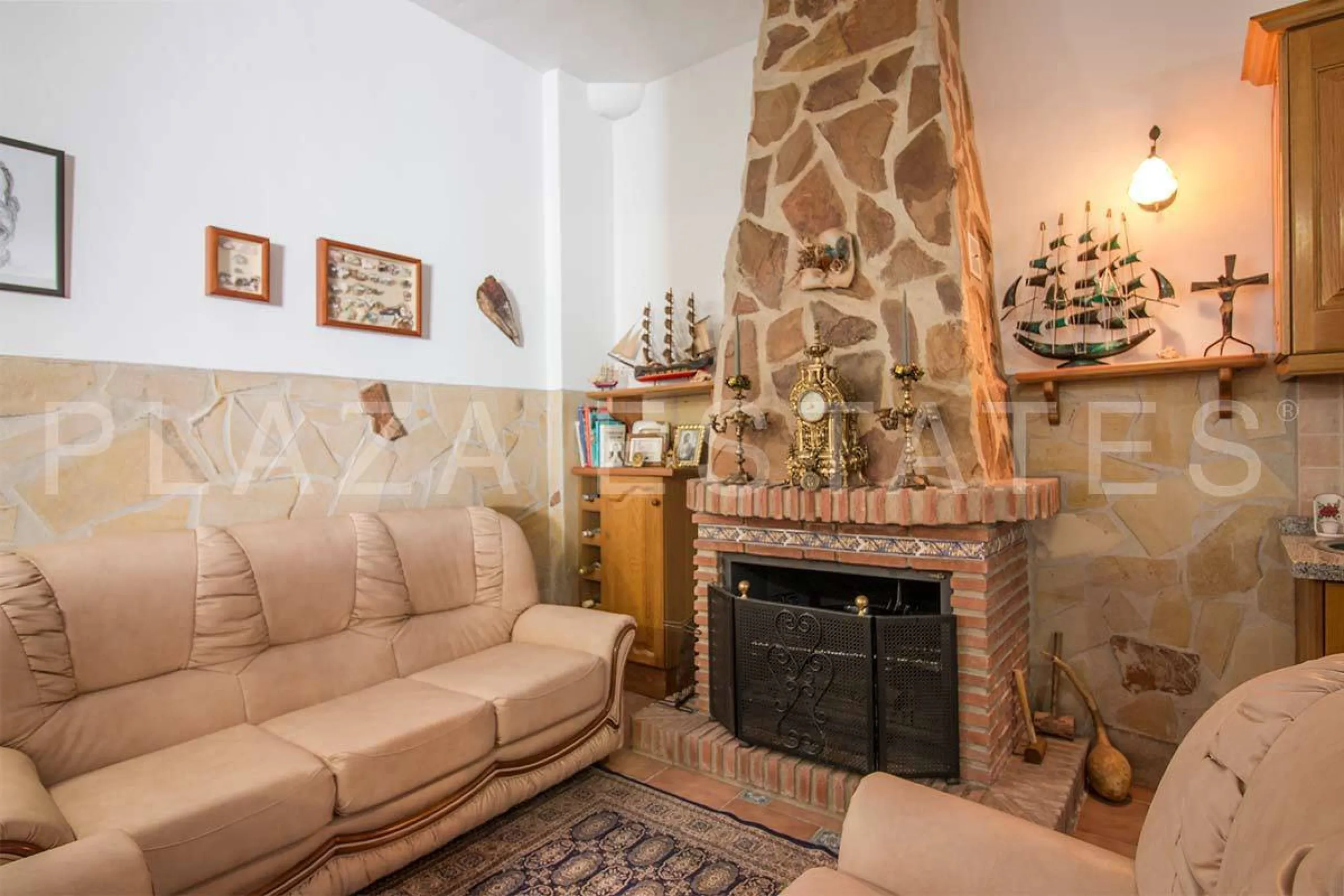 Great house with 4 bedrooms and 3 bathrooms, located in the quiet urbanization of La Noria with a communal pool and a tennis court, 5 minutes drive from the center of Nerja, and views to the sea. The house is built with high quality materials and distribu