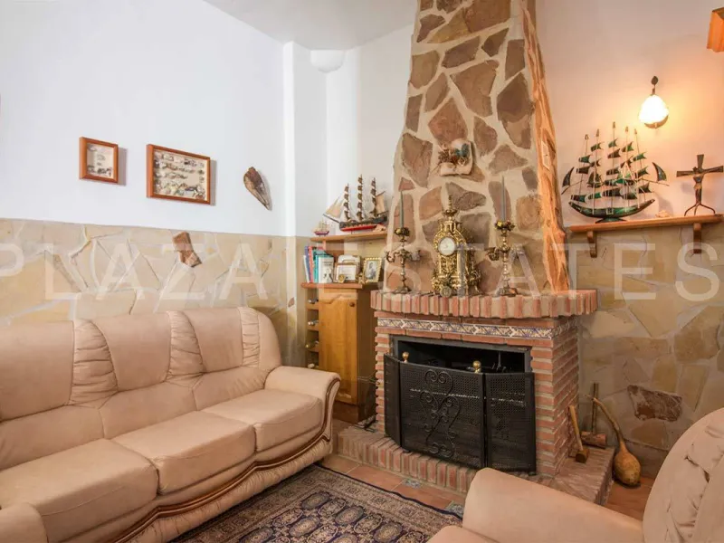 Great house with 4 bedrooms and 3 bathrooms, located in the quiet urbanization of La Noria with a communal pool and a tennis court, 5 minutes drive from the center of Nerja, and views to the sea. The house is built with high quality materials and distribu