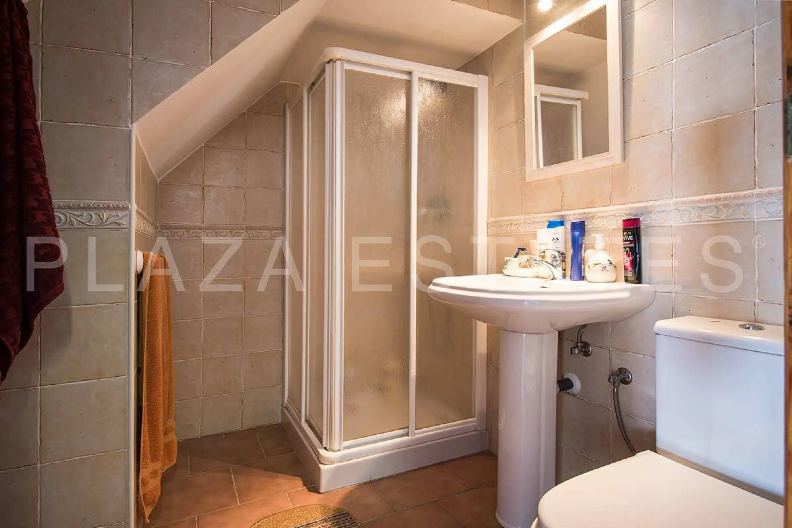 Great house with 4 bedrooms and 3 bathrooms, located in the quiet urbanization of La Noria with a communal pool and a tennis court, 5 minutes drive from the center of Nerja, and views to the sea. The house is built with high quality materials and distribu