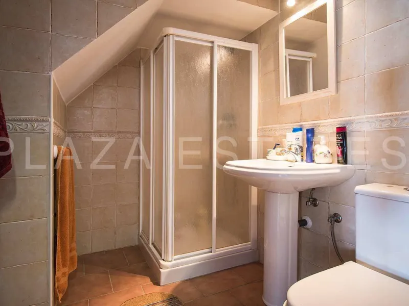 Great house with 4 bedrooms and 3 bathrooms, located in the quiet urbanization of La Noria with a communal pool and a tennis court, 5 minutes drive from the center of Nerja, and views to the sea. The house is built with high quality materials and distribu