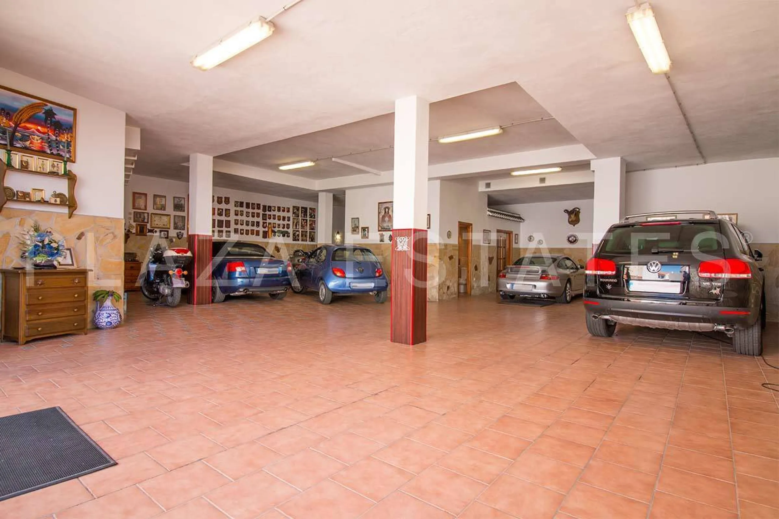 Great house with 4 bedrooms and 3 bathrooms, located in the quiet urbanization of La Noria with a communal pool and a tennis court, 5 minutes drive from the center of Nerja, and views to the sea. The house is built with high quality materials and distribu