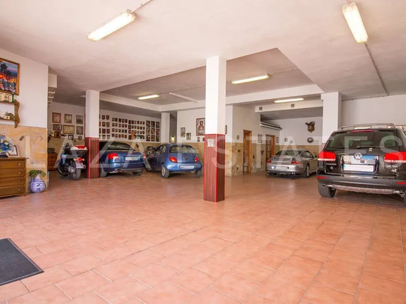 Great house with 4 bedrooms and 3 bathrooms, located in the quiet urbanization of La Noria with a communal pool and a tennis court, 5 minutes drive from the center of Nerja, and views to the sea. The house is built with high quality materials and distribu