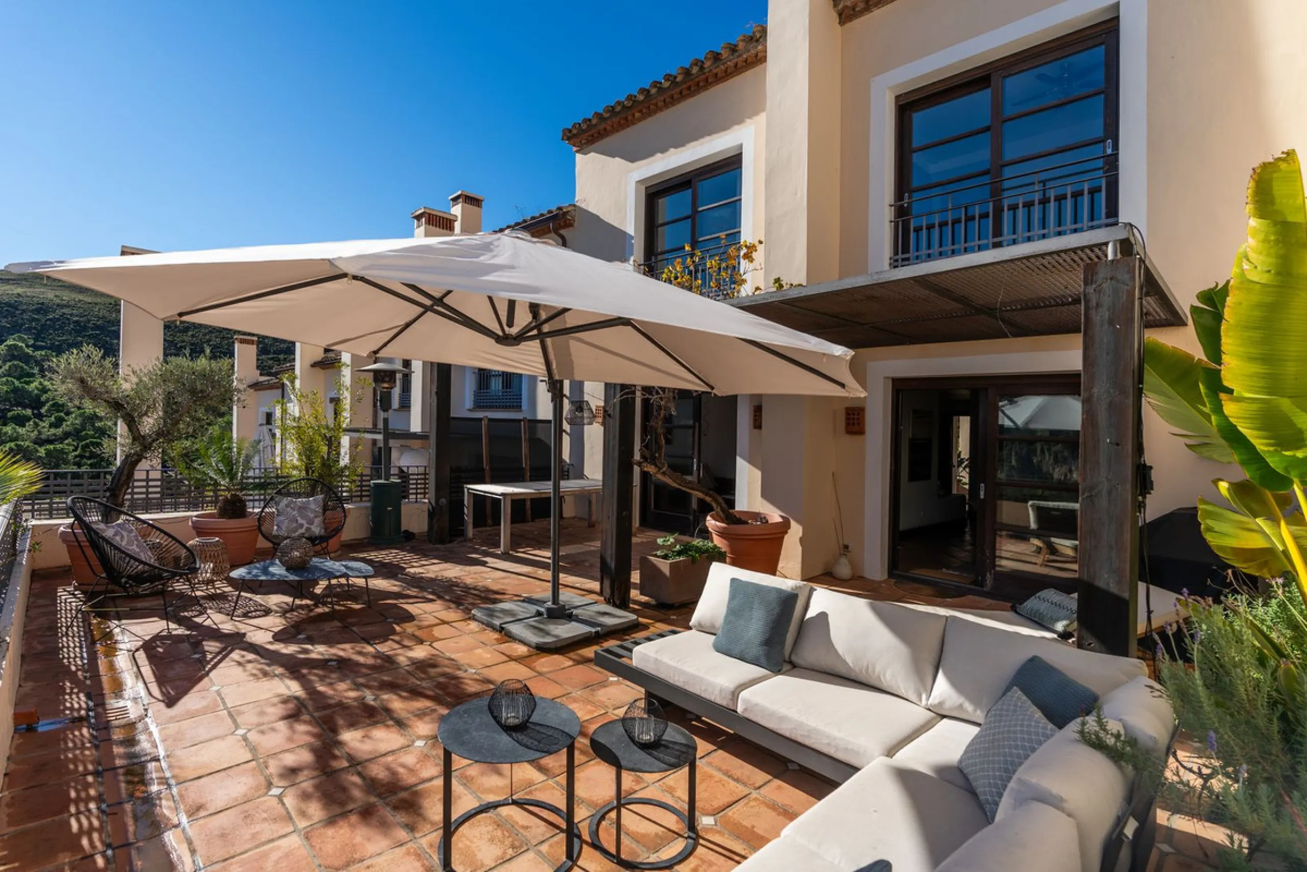 Spectacular townhouse in El Casar, Benahavís, one of the most exclusive developments in Benahavís village. The property stands out for its spaciousness, brightness, and functional layout, offering a total of 4 bedrooms, 4 bathrooms, and 1 guest toilet.