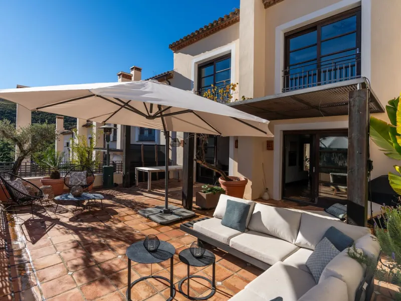 Spectacular townhouse in El Casar, Benahavís, one of the most exclusive developments in Benahavís village. The property stands out for its spaciousness, brightness, and functional layout, offering a total of 4 bedrooms, 4 bathrooms, and 1 guest toilet.