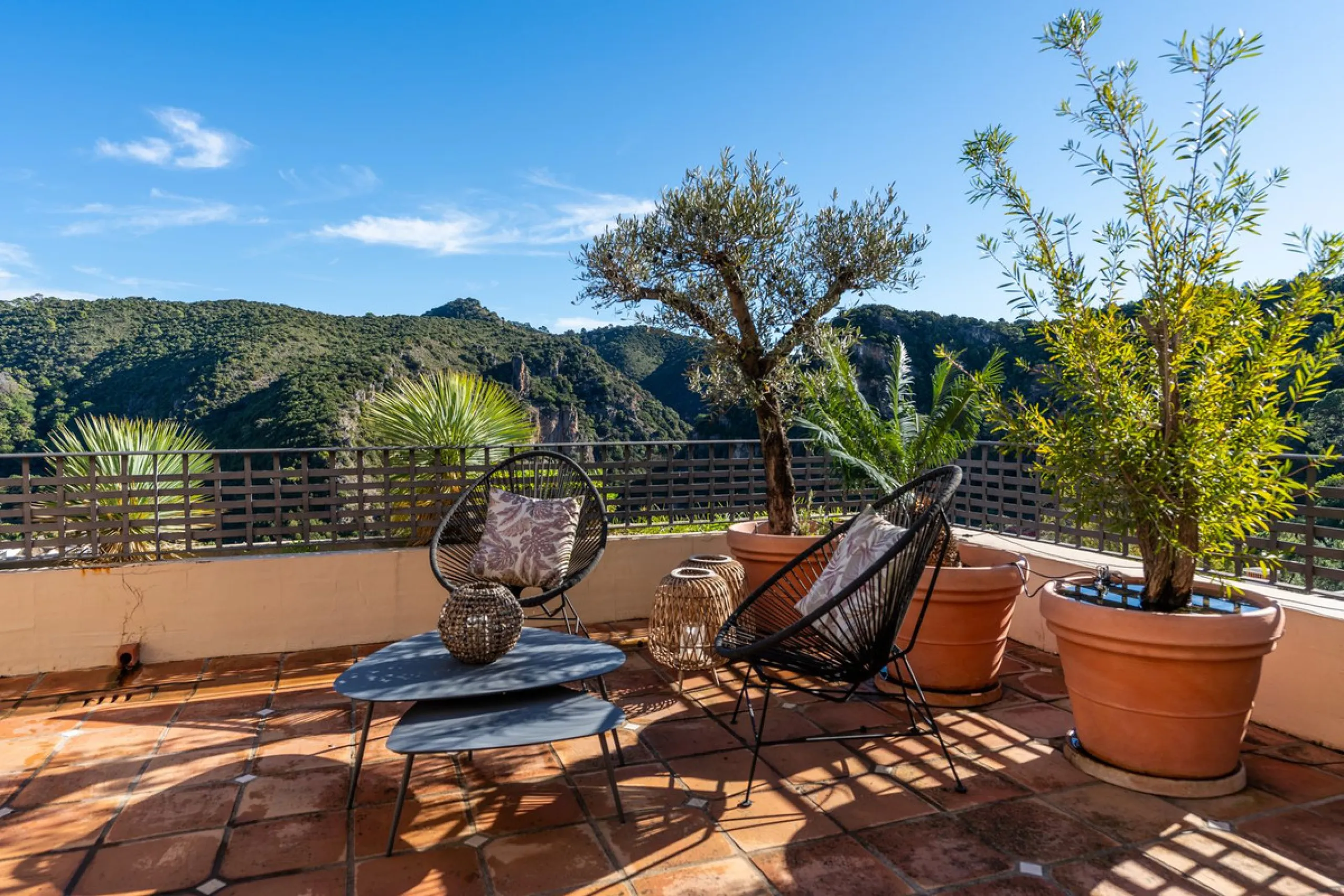 Spectacular townhouse in El Casar, Benahavís, one of the most exclusive developments in Benahavís village. The property stands out for its spaciousness, brightness, and functional layout, offering a total of 4 bedrooms, 4 bathrooms, and 1 guest toilet.