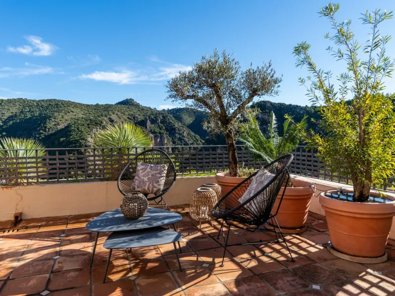 Spectacular townhouse in El Casar, Benahavís, one of the most exclusive developments in Benahavís village. The property stands out for its spaciousness, brightness, and functional layout, offering a total of 4 bedrooms, 4 bathrooms, and 1 guest toilet.