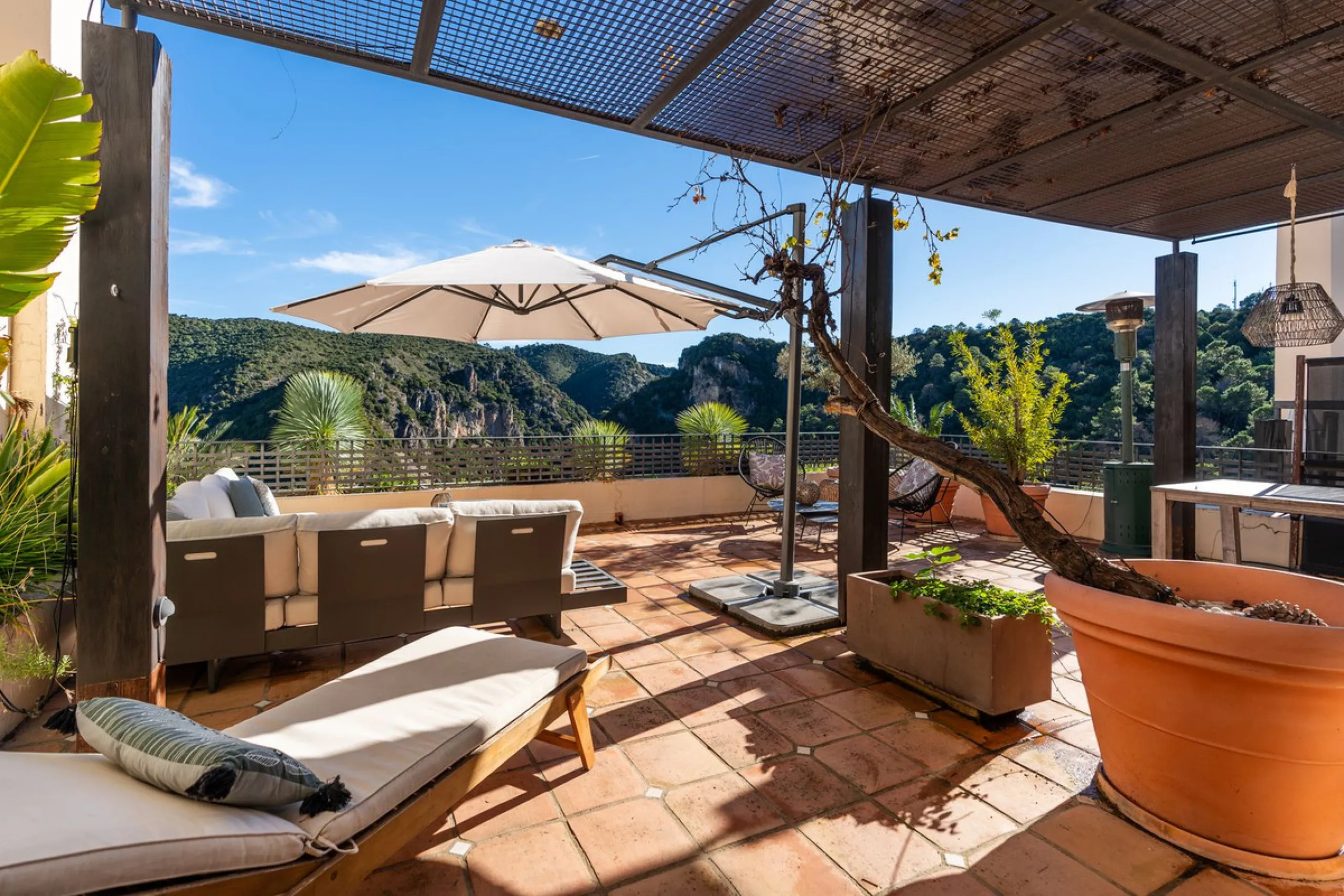 Spectacular townhouse in El Casar, Benahavís, one of the most exclusive developments in Benahavís village. The property stands out for its spaciousness, brightness, and functional layout, offering a total of 4 bedrooms, 4 bathrooms, and 1 guest toilet.