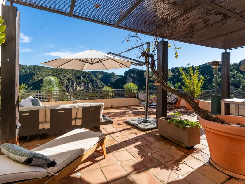 Spectacular townhouse in El Casar, Benahavís, one of the most exclusive developments in Benahavís village. The property stands out for its spaciousness, brightness, and functional layout, offering a total of 4 bedrooms, 4 bathrooms, and 1 guest toilet.