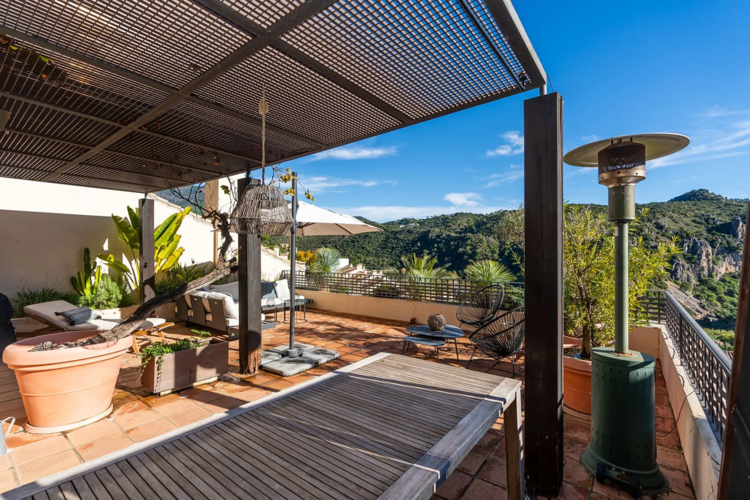 Spectacular townhouse in El Casar, Benahavís, one of the most exclusive developments in Benahavís village. The property stands out for its spaciousness, brightness, and functional layout, offering a total of 4 bedrooms, 4 bathrooms, and 1 guest toilet.