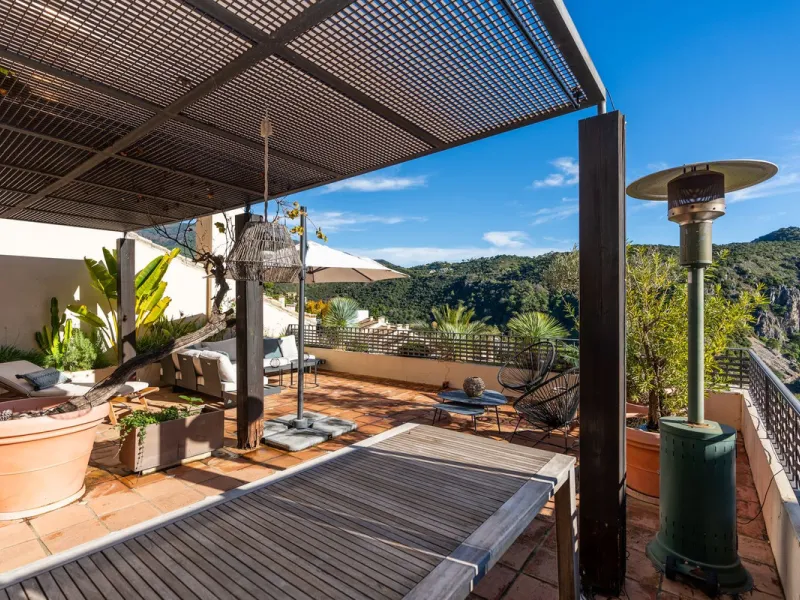 Spectacular townhouse in El Casar, Benahavís, one of the most exclusive developments in Benahavís village. The property stands out for its spaciousness, brightness, and functional layout, offering a total of 4 bedrooms, 4 bathrooms, and 1 guest toilet.