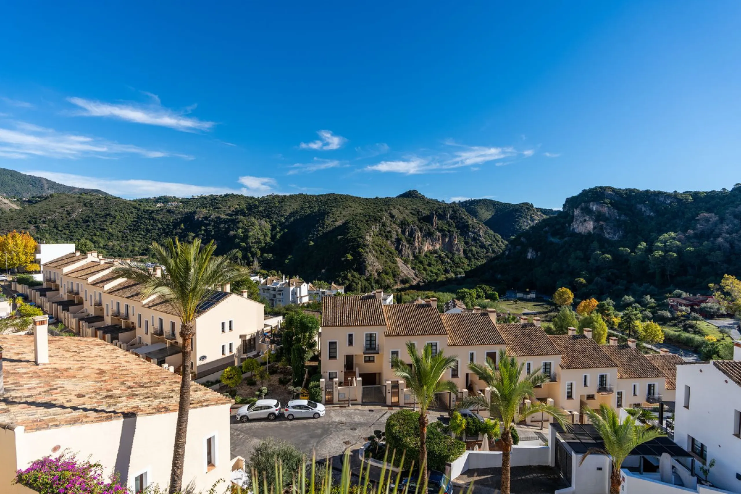 Spectacular townhouse in El Casar, Benahavís, one of the most exclusive developments in Benahavís village. The property stands out for its spaciousness, brightness, and functional layout, offering a total of 4 bedrooms, 4 bathrooms, and 1 guest toilet.