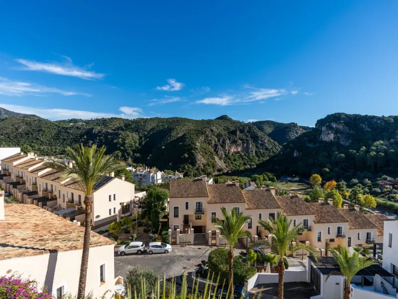 Spectacular townhouse in El Casar, Benahavís, one of the most exclusive developments in Benahavís village. The property stands out for its spaciousness, brightness, and functional layout, offering a total of 4 bedrooms, 4 bathrooms, and 1 guest toilet.