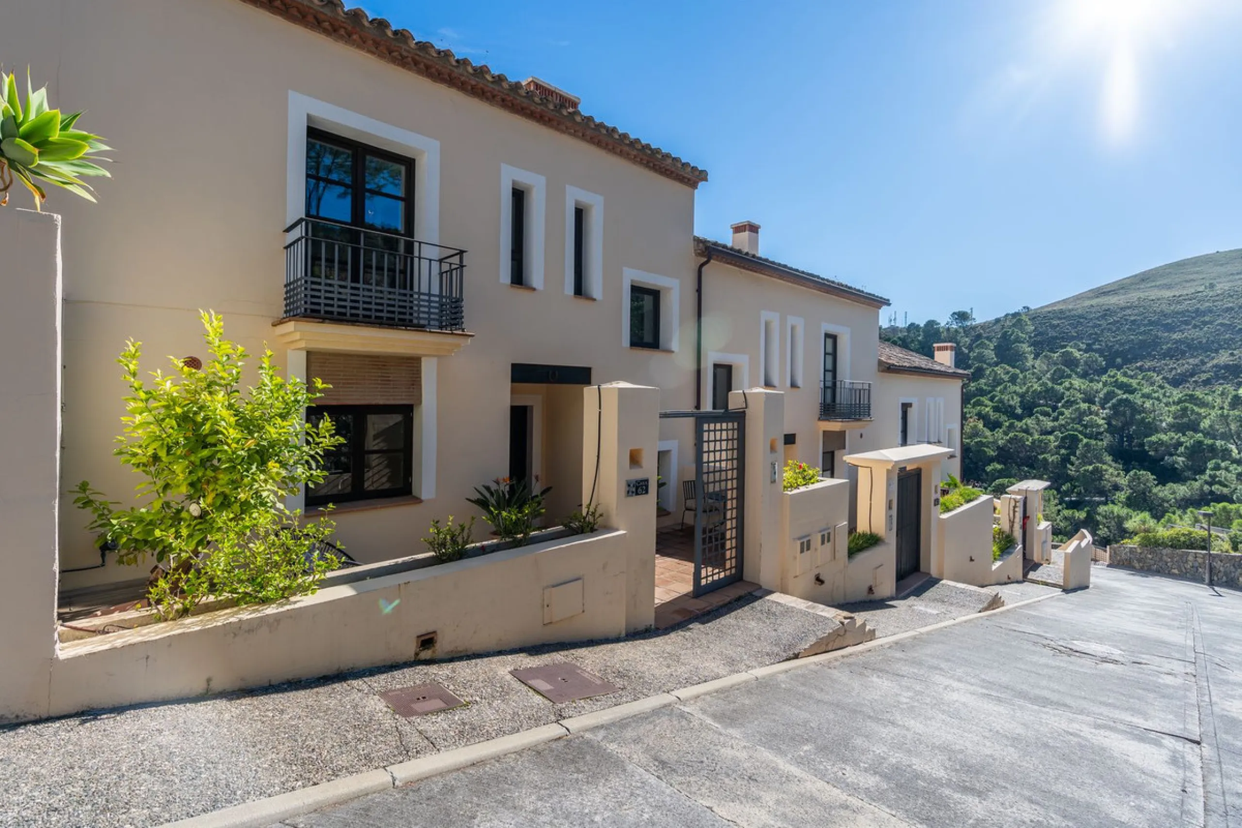 Spectacular townhouse in El Casar, Benahavís, one of the most exclusive developments in Benahavís village. The property stands out for its spaciousness, brightness, and functional layout, offering a total of 4 bedrooms, 4 bathrooms, and 1 guest toilet.