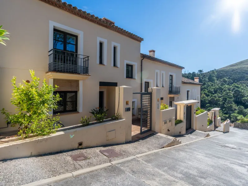 Spectacular townhouse in El Casar, Benahavís, one of the most exclusive developments in Benahavís village. The property stands out for its spaciousness, brightness, and functional layout, offering a total of 4 bedrooms, 4 bathrooms, and 1 guest toilet.