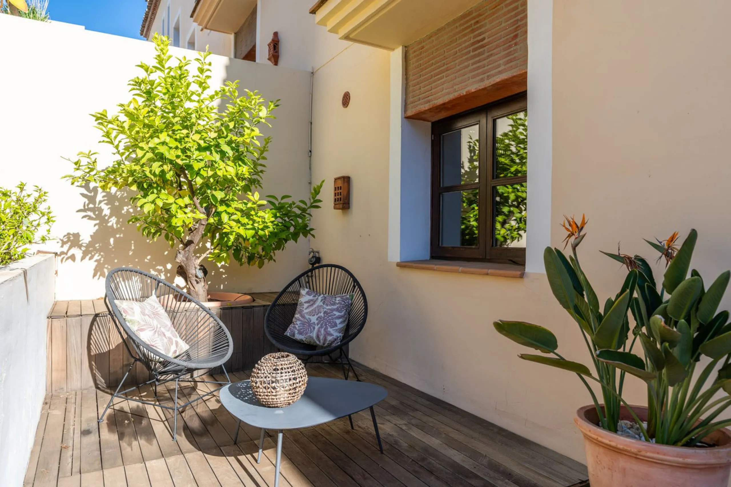 Spectacular townhouse in El Casar, Benahavís, one of the most exclusive developments in Benahavís village. The property stands out for its spaciousness, brightness, and functional layout, offering a total of 4 bedrooms, 4 bathrooms, and 1 guest toilet.