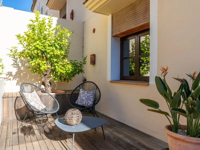 Spectacular townhouse in El Casar, Benahavís, one of the most exclusive developments in Benahavís village. The property stands out for its spaciousness, brightness, and functional layout, offering a total of 4 bedrooms, 4 bathrooms, and 1 guest toilet.