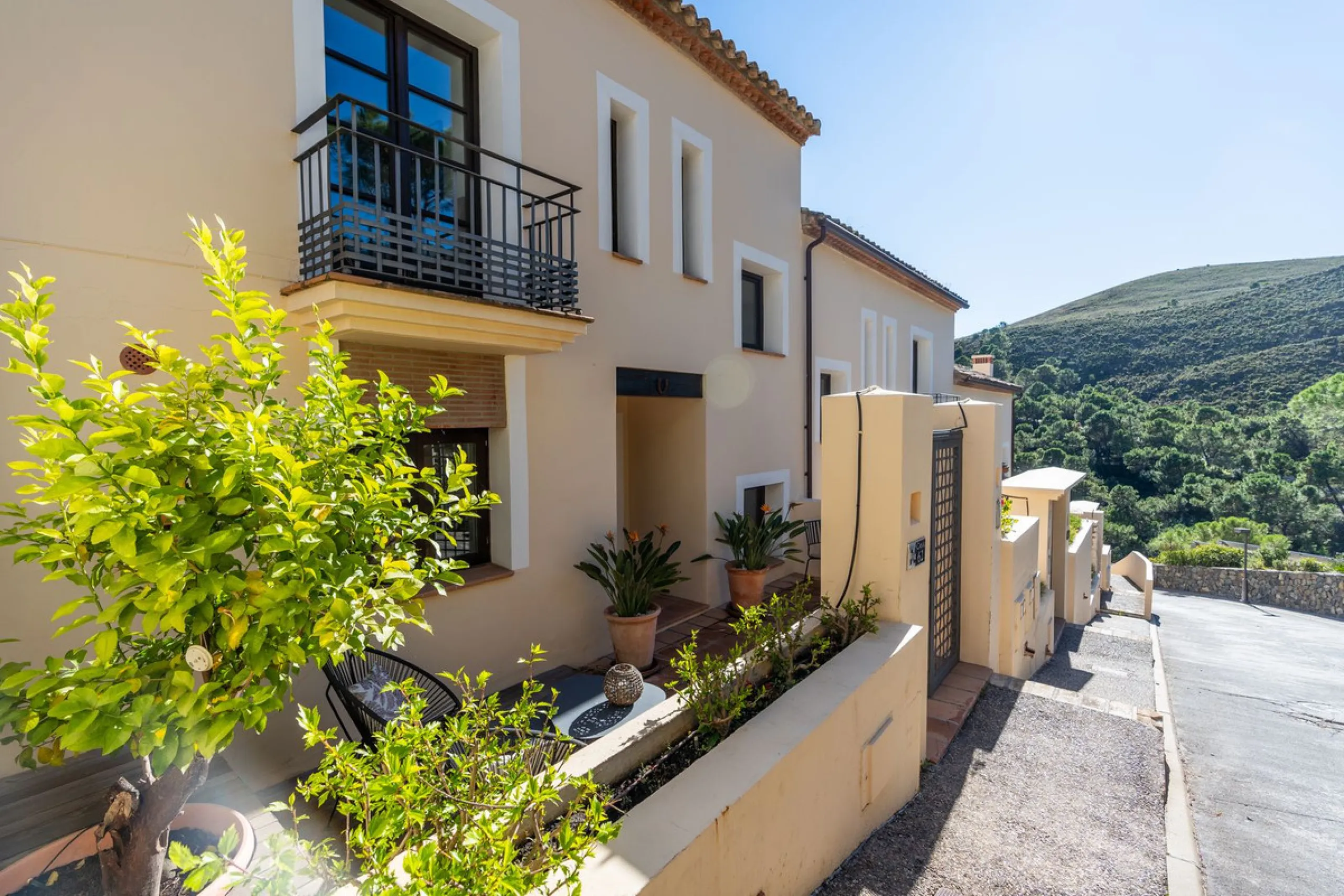 Spectacular townhouse in El Casar, Benahavís, one of the most exclusive developments in Benahavís village. The property stands out for its spaciousness, brightness, and functional layout, offering a total of 4 bedrooms, 4 bathrooms, and 1 guest toilet.