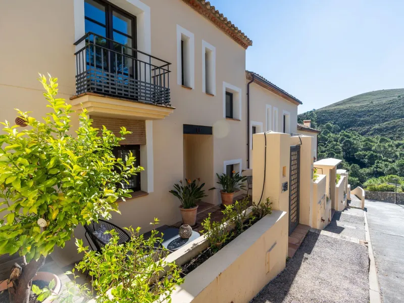 Spectacular townhouse in El Casar, Benahavís, one of the most exclusive developments in Benahavís village. The property stands out for its spaciousness, brightness, and functional layout, offering a total of 4 bedrooms, 4 bathrooms, and 1 guest toilet.