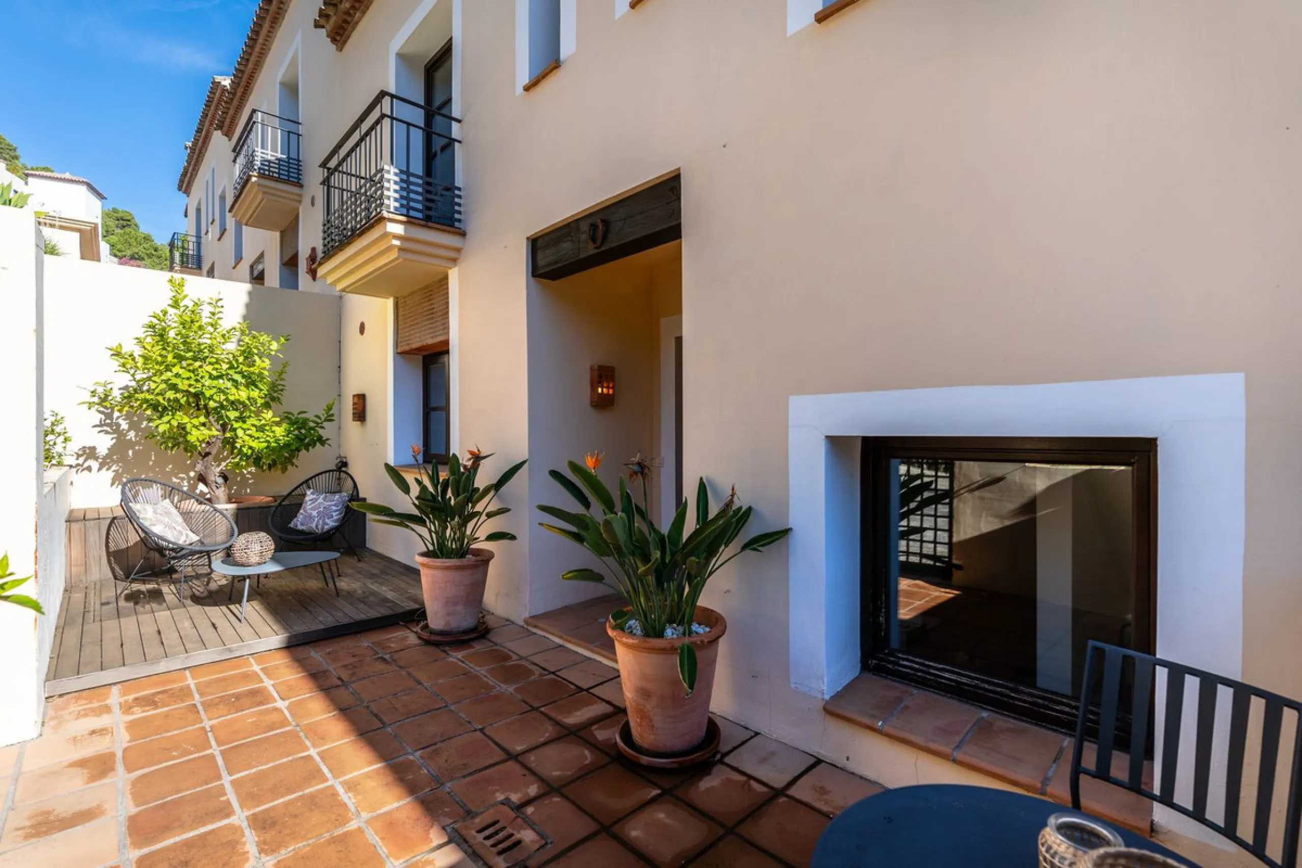 Spectacular townhouse in El Casar, Benahavís, one of the most exclusive developments in Benahavís village. The property stands out for its spaciousness, brightness, and functional layout, offering a total of 4 bedrooms, 4 bathrooms, and 1 guest toilet.
