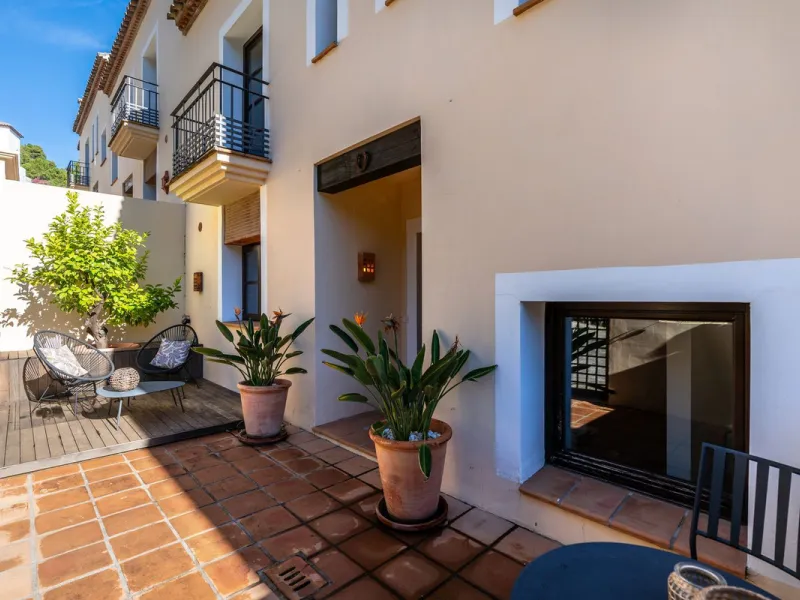 Spectacular townhouse in El Casar, Benahavís, one of the most exclusive developments in Benahavís village. The property stands out for its spaciousness, brightness, and functional layout, offering a total of 4 bedrooms, 4 bathrooms, and 1 guest toilet.