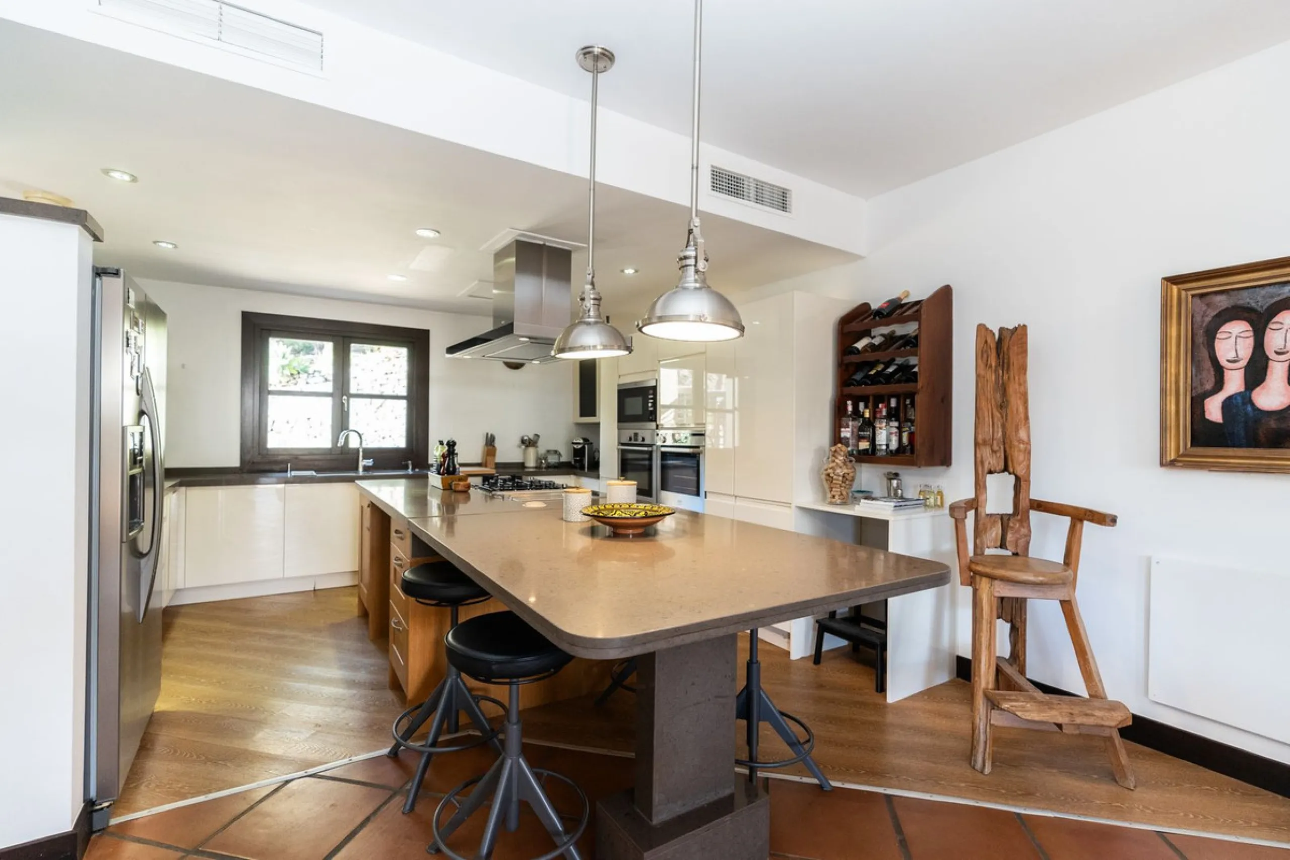 Spectacular townhouse in El Casar, Benahavís, one of the most exclusive developments in Benahavís village. The property stands out for its spaciousness, brightness, and functional layout, offering a total of 4 bedrooms, 4 bathrooms, and 1 guest toilet.