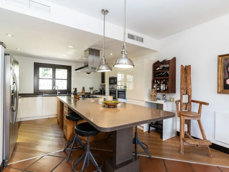 Spectacular townhouse in El Casar, Benahavís, one of the most exclusive developments in Benahavís village. The property stands out for its spaciousness, brightness, and functional layout, offering a total of 4 bedrooms, 4 bathrooms, and 1 guest toilet.