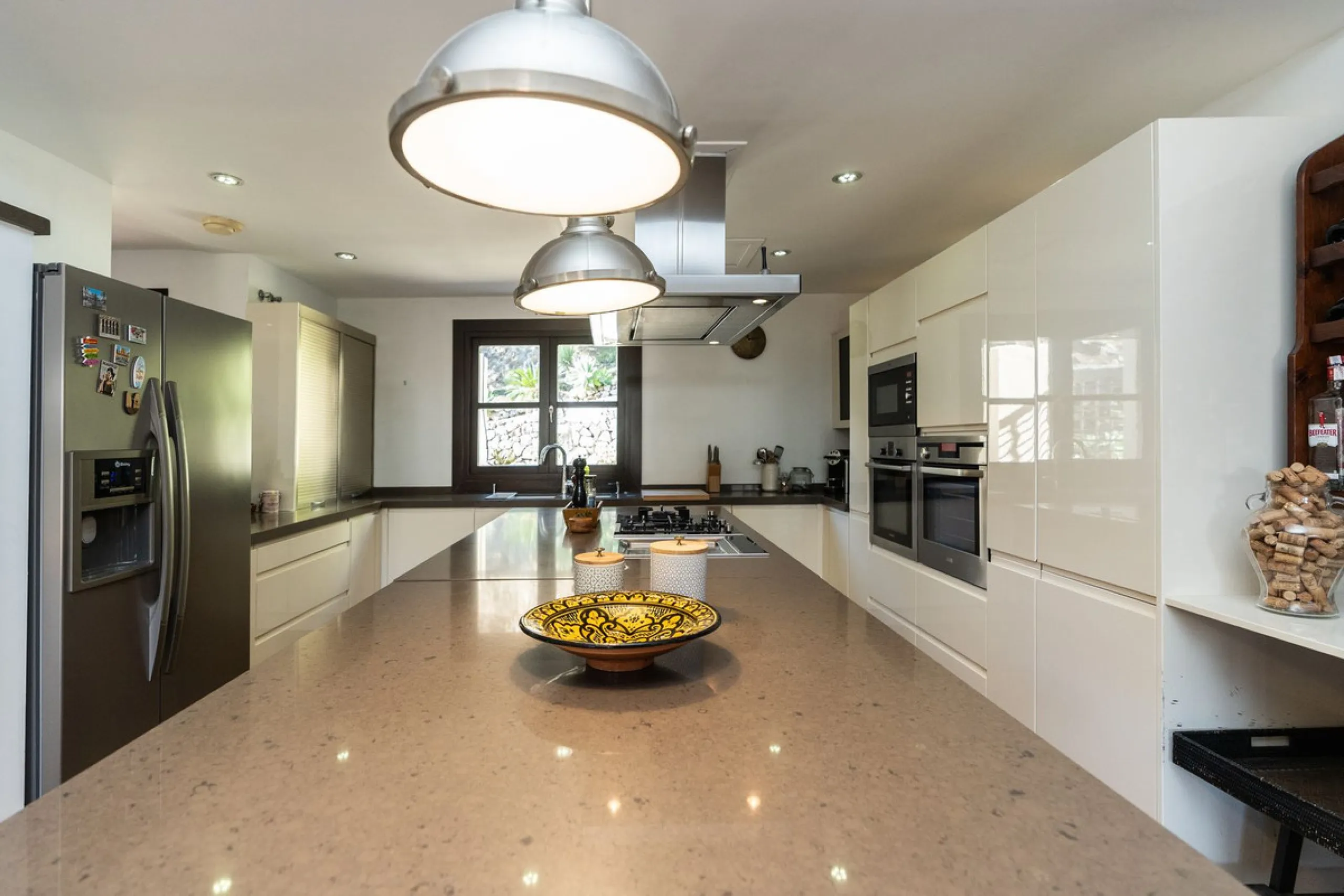 Spectacular townhouse in El Casar, Benahavís, one of the most exclusive developments in Benahavís village. The property stands out for its spaciousness, brightness, and functional layout, offering a total of 4 bedrooms, 4 bathrooms, and 1 guest toilet.