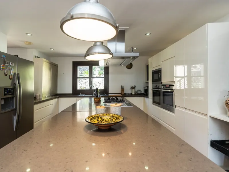 Spectacular townhouse in El Casar, Benahavís, one of the most exclusive developments in Benahavís village. The property stands out for its spaciousness, brightness, and functional layout, offering a total of 4 bedrooms, 4 bathrooms, and 1 guest toilet.