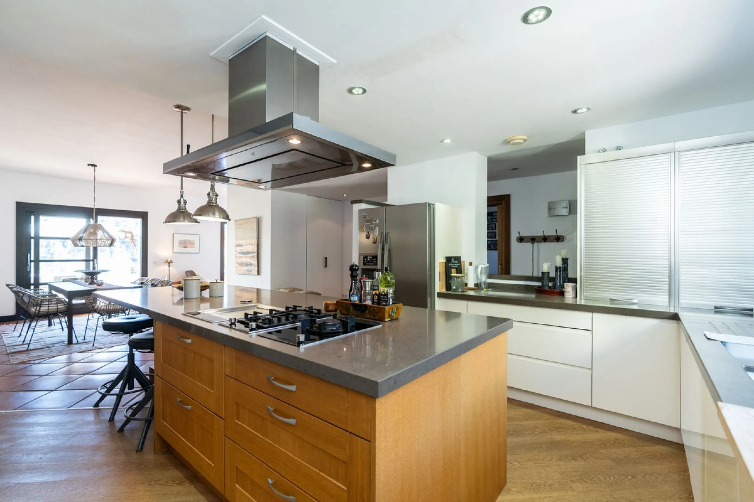 Spectacular townhouse in El Casar, Benahavís, one of the most exclusive developments in Benahavís village. The property stands out for its spaciousness, brightness, and functional layout, offering a total of 4 bedrooms, 4 bathrooms, and 1 guest toilet.