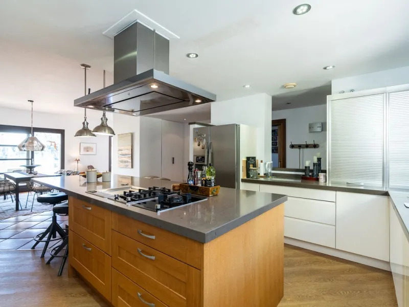 Spectacular townhouse in El Casar, Benahavís, one of the most exclusive developments in Benahavís village. The property stands out for its spaciousness, brightness, and functional layout, offering a total of 4 bedrooms, 4 bathrooms, and 1 guest toilet.