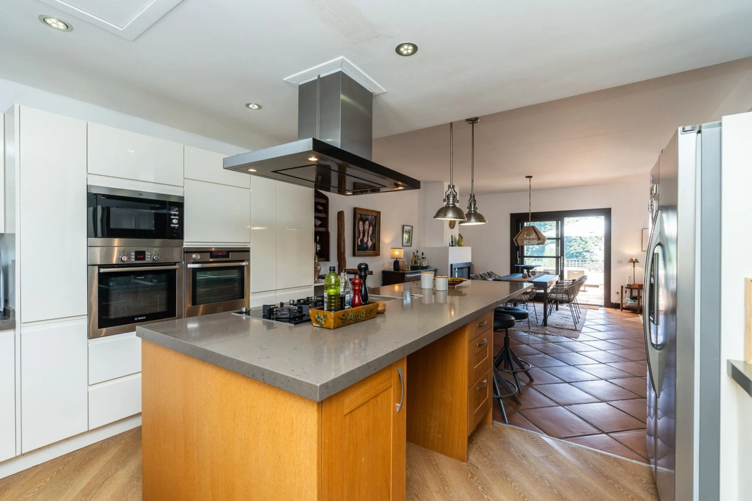 Spectacular townhouse in El Casar, Benahavís, one of the most exclusive developments in Benahavís village. The property stands out for its spaciousness, brightness, and functional layout, offering a total of 4 bedrooms, 4 bathrooms, and 1 guest toilet.