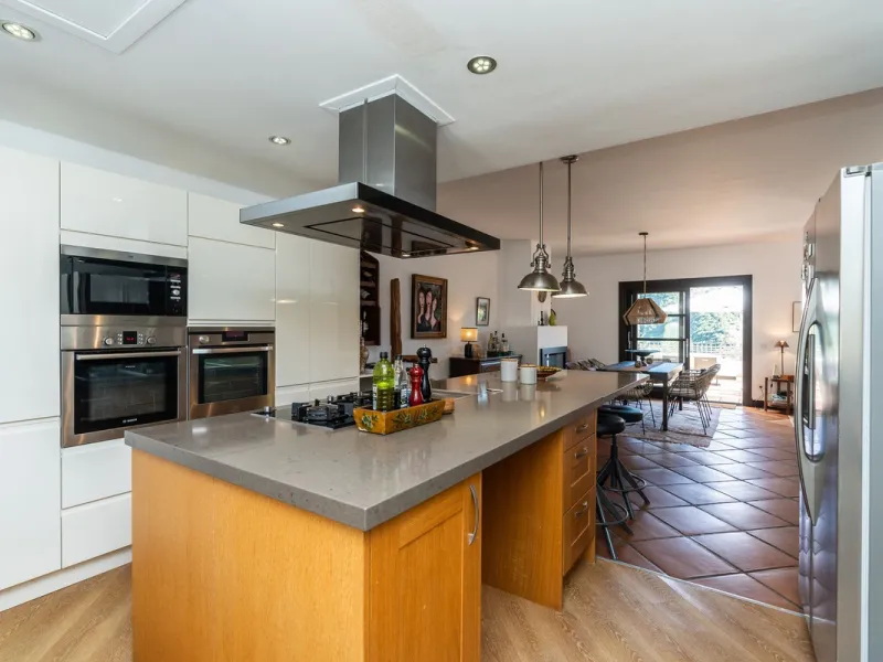 Spectacular townhouse in El Casar, Benahavís, one of the most exclusive developments in Benahavís village. The property stands out for its spaciousness, brightness, and functional layout, offering a total of 4 bedrooms, 4 bathrooms, and 1 guest toilet.