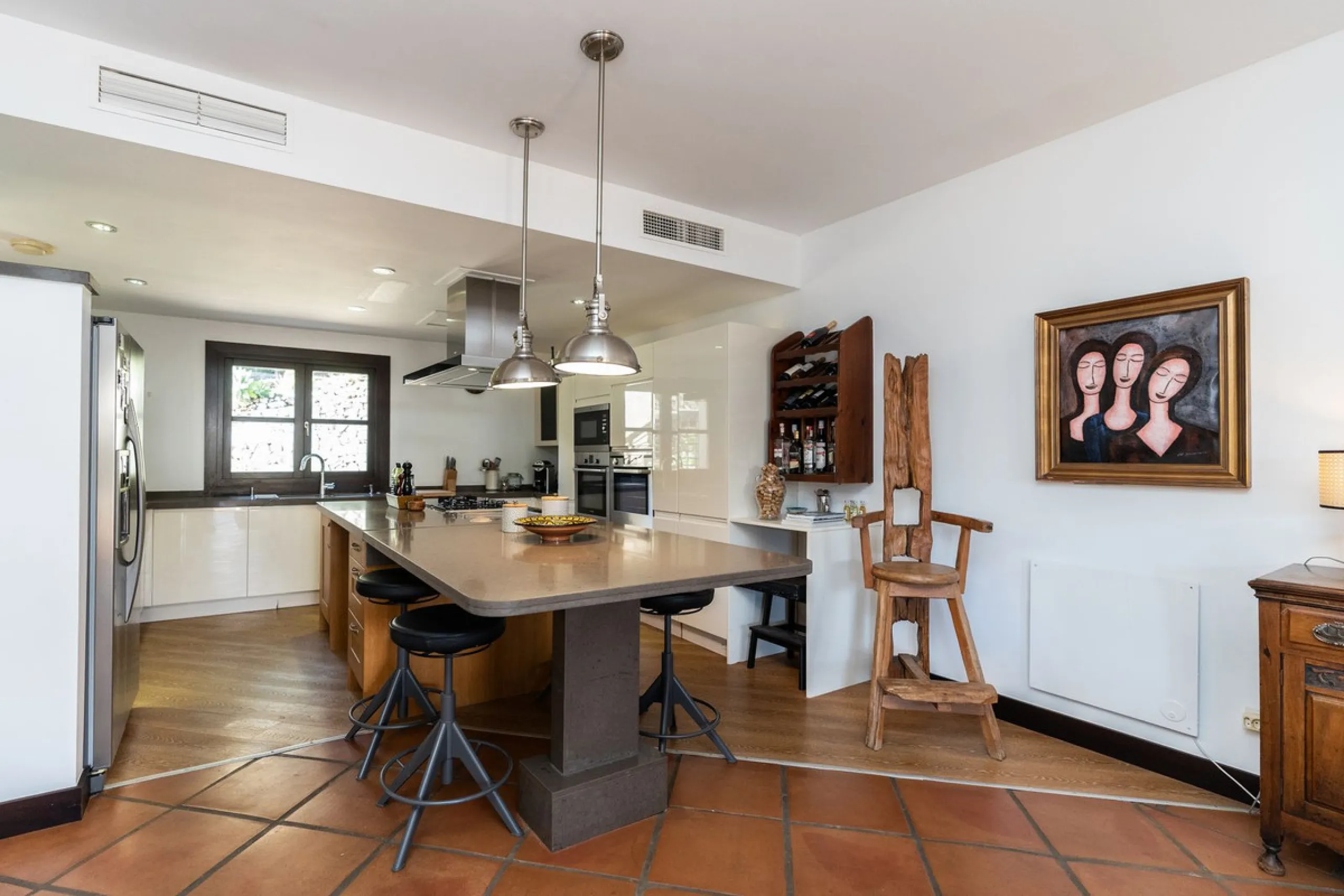 Spectacular townhouse in El Casar, Benahavís, one of the most exclusive developments in Benahavís village. The property stands out for its spaciousness, brightness, and functional layout, offering a total of 4 bedrooms, 4 bathrooms, and 1 guest toilet.